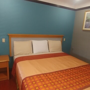 Basic Room, 1 King Bed