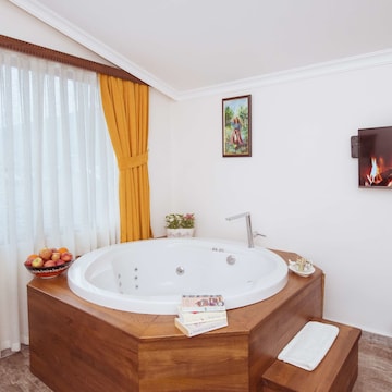 Deluxe Room with Spa  Bath