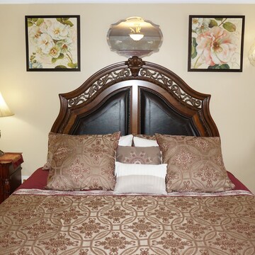 Luxury Suite, 1 King Bed, Partial Sea View