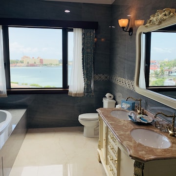 Luxury Suite, Multiple Beds, Ocean View (Jacuzzi)