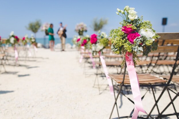 sillas para invitados de boda en la playa