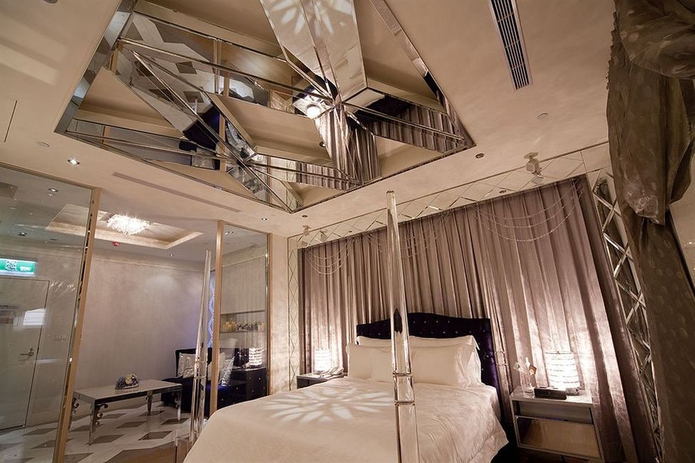 Mirrors On Ceiling And More Hotel Features That Ll Inspire A Sexy