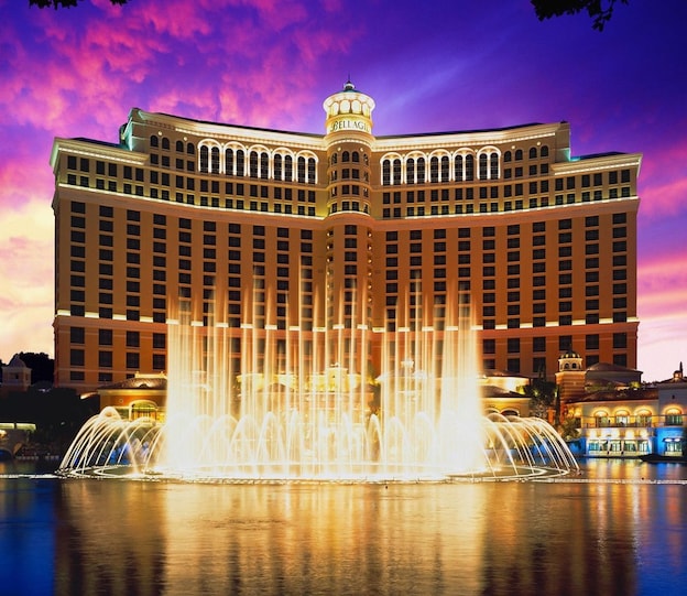 Die Außenansicht mit Wasserspielen des Hotel Bellagio mit Casino in Las Vegas.