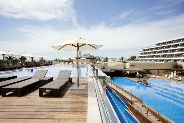 Pool und Außenansicht des Ibiza Gran Hotel auf Ibiza.