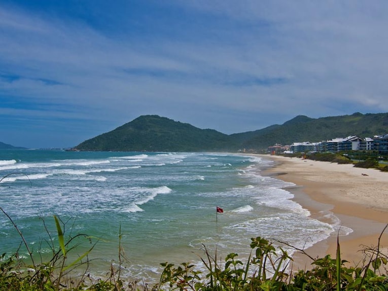 https://imgcy.trivago.com/c_lfill,f_auto,g_faces,q_auto:good,w_765/mag/2015/12/20145950/praia-brava-praiabrava-florianopolis-8765-makito.jpg