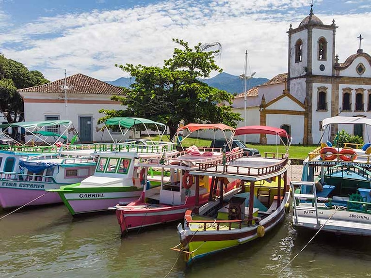 https://imgcy.trivago.com/c_lfill,f_auto,g_faces,q_auto:good,w_765/mag/2019/03/01120133/cais-de-paraty-rj-com-a-igreja-de-santa-rita-ao-fundo.jpg