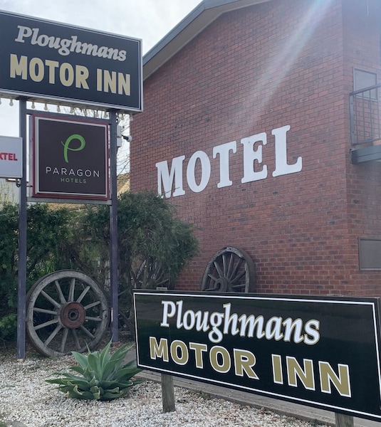 Ploughmans Motor Inn