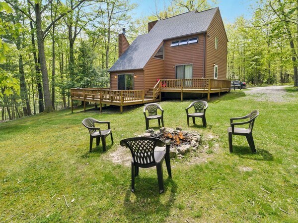 Artic Retreat Is One Tranquil Oasis! Embrace The Wild And Restless Energy Of This Wooded Retreat!