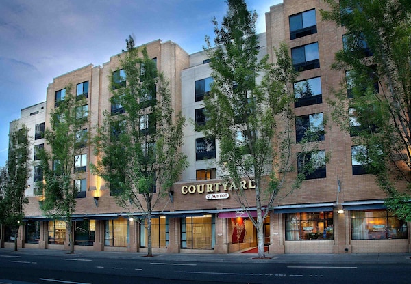 Courtyard Portland Downtown / Convention Center