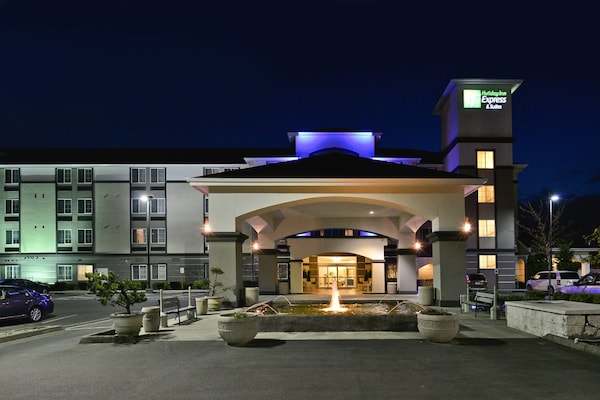 Holiday Inn Express & Suites Tacoma South - Lakewood, An Ihg Hotel