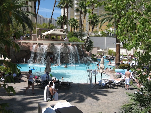 MGM Signature 2BR 2BA Lige på Las Vegas Strip m / Udsigt, Balkon, Pool & Hot Tub