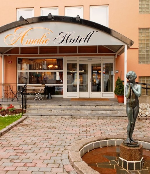 Enter Amalie Hotel