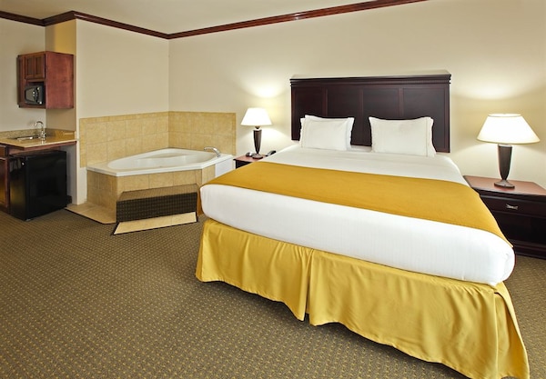 Holiday Inn Express & Suites Sherman HWY 75