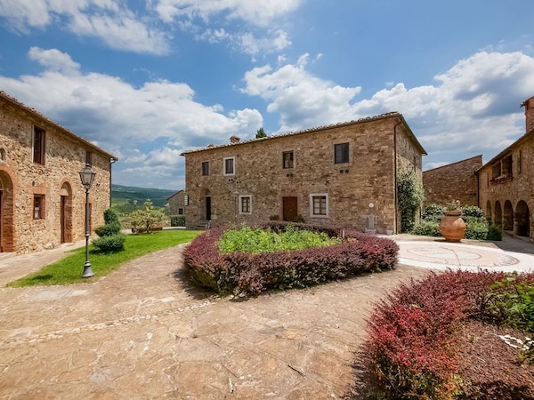 Rustic Tuscan hamlet with swimming pool, among the Chianti vineyards