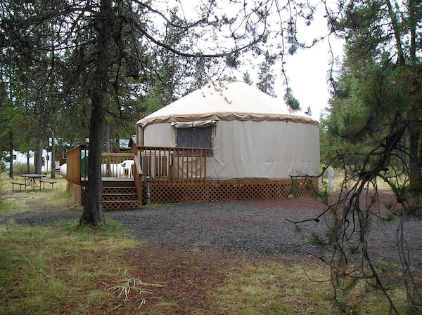 Bend-Sunriver Camping Resort 24 Ft. Yurt 16
