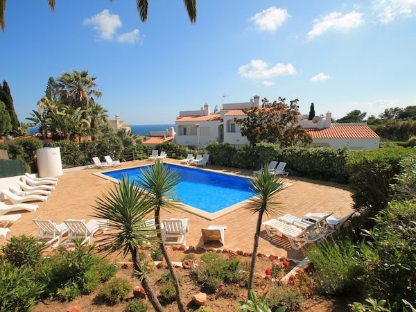 Casa Scarlett, 2 Bedroom, Sleeps 5, Air-con & Communal Pool