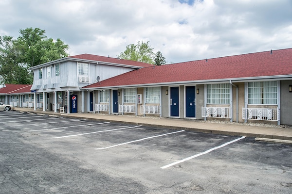 Econo Lodge Inn & Suites South