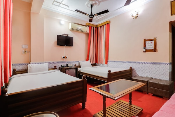 OYO 45094 Hotel Madhu Complex