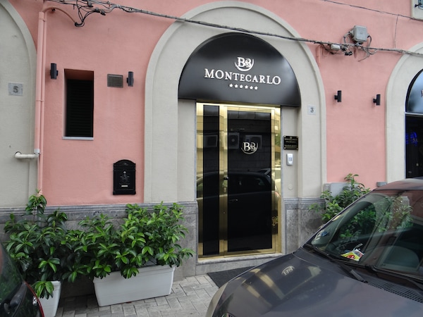 Montecarlo Palace B&B  Stazione Centro