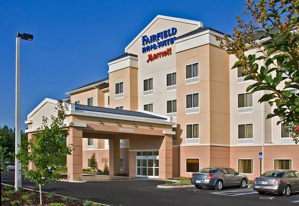 Fairfield Inn & Suites Calhoun