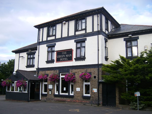 OYO The Green Man Pub And Hotel