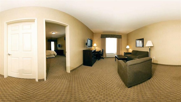 Holiday Inn Express & Suites Milwaukee Nw - Park Place, An Ihg Hotel