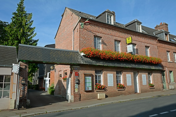 Hotel Restaurant La Paix La Robe Et Le Palais