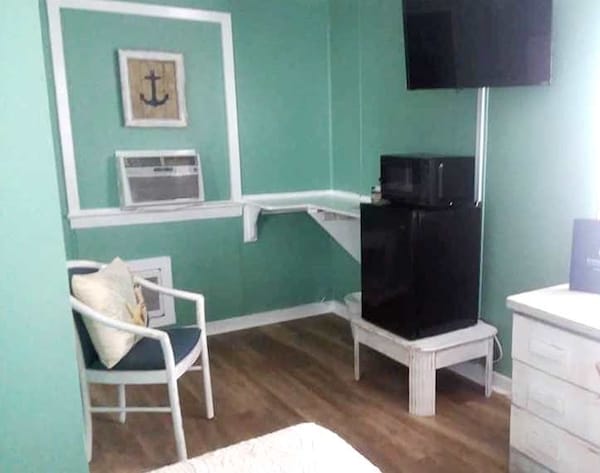 Unit 14 - Loggerhead Inn: 1 Br / 1 Ba Condo-hotel Unit In Surf City, Sleeps 2