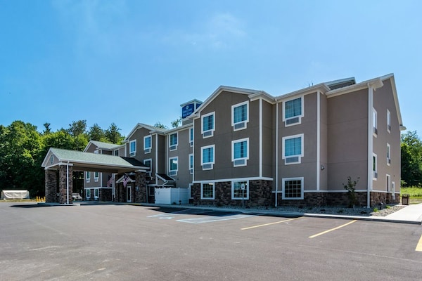 Cobblestone Hotel & Suites - Greenville