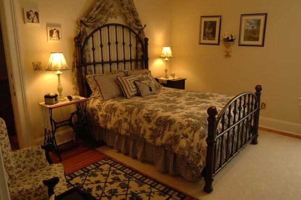 1840 Inn On The Main Bed And Breakfast
