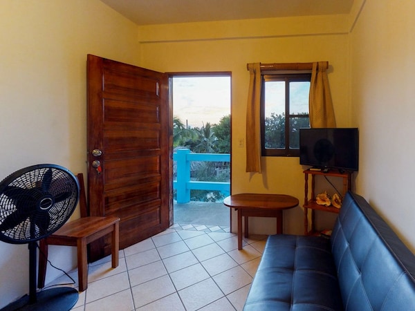 Cozy Suite Overlooking Shared Pool - Excellent Location, Walk To The Beach!