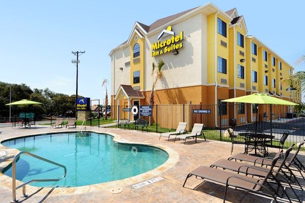 Microtel Inn And Suites By Wyndham New Braunfels