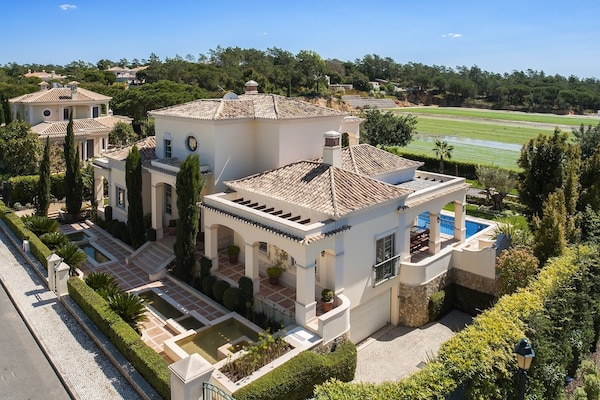 Charming Villa In Algarve .  5 Min Walk To Beach.