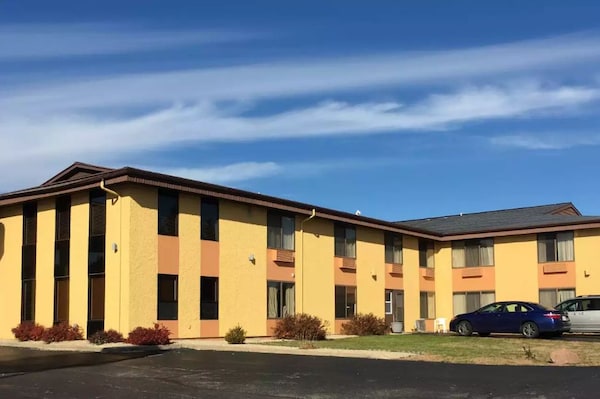 Econo Lodge Inn & Suites