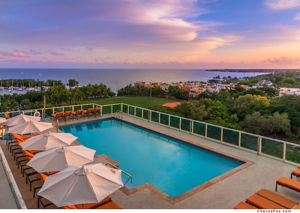 Luxury 2 Bed Condo At Hotel Arya/coconut Grove - Bay View And Free Parking