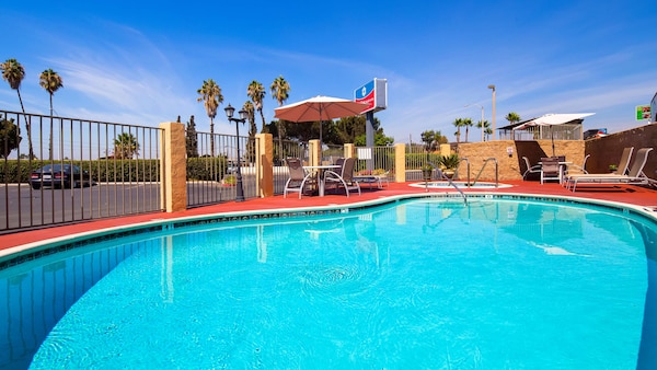 Rancho San Diego Inn & Suites