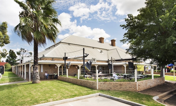 Macquarie Inn
