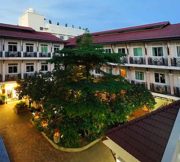 Hotel Rambuttri Village Inn & Plaza