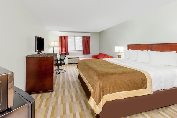 Baymont Inn & Suites Grand Haven