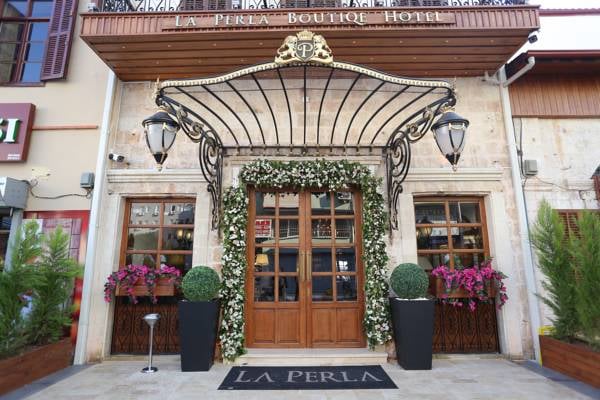 La Perla Premium Hotel and Restaurant & Wine House