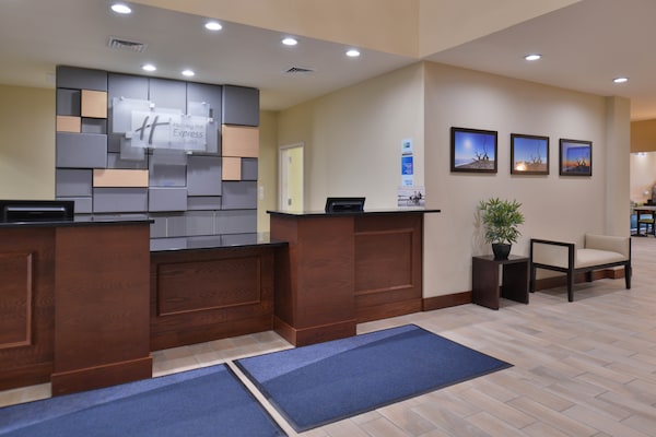 Holiday Inn Express & Suites Dearborn SW - Detroit Area