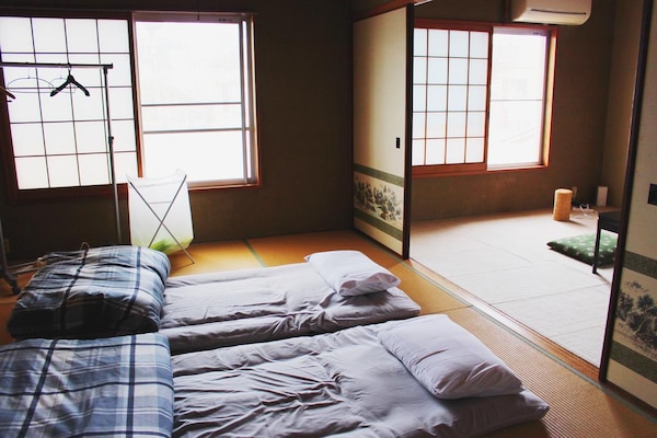 Japanese Stayle House. Easy Acces To The Station!