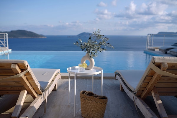Blue Island Luxury Hotel