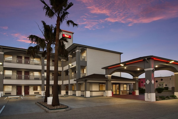 Red Roof Inn Plus + Galveston - Beachfront