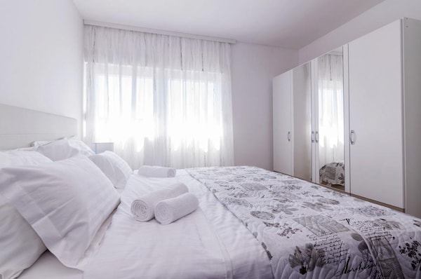 Luxury Accommodation White Residence