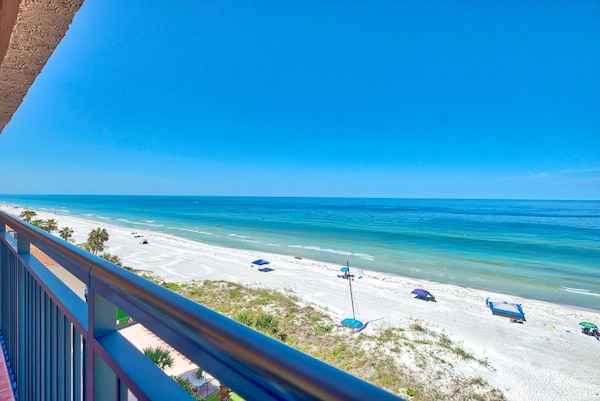 Penthouse Gulf Front Unit, Heated Pool, Covered Parking, Electric Grill