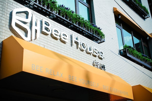 Bee House By Cosmos Creation - Taipei Main Station