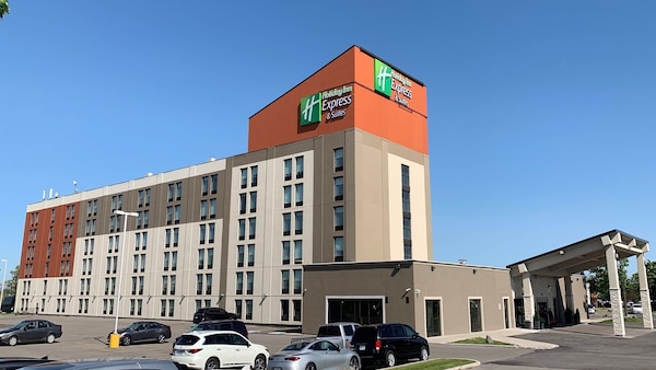 Holiday Inn Express & Suites Toronto Airport West, An Ihg Hotel
