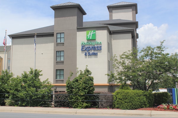 Holiday Inn Express & Suites Charlotte Concord I-85