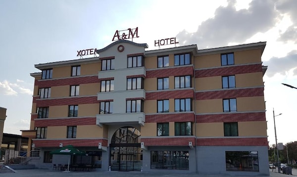 A&M Hotel With Free Parking